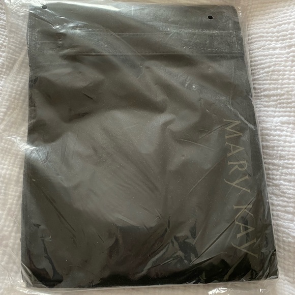 Mary Kay Travel Roll Up Bag - Picture 2 of 2